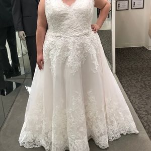 Size 22 ivory and lace wedding dress